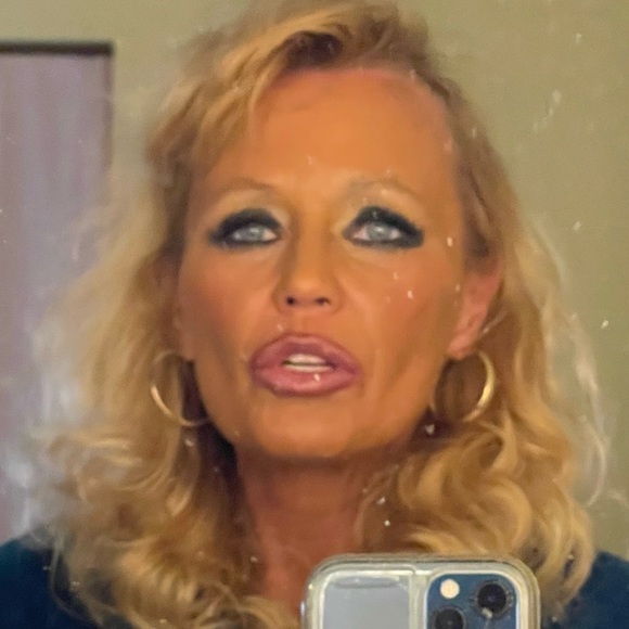 Meet your Posher, Kelly @KGSouthBeach - Picture 3 of 17